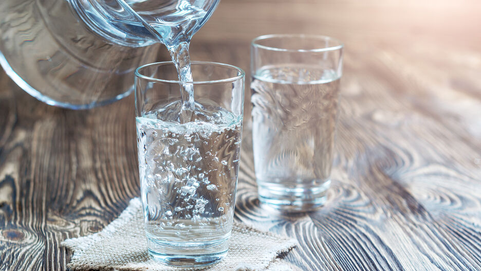 Auf einem Tisch stehen zwei Gläser Wasser.