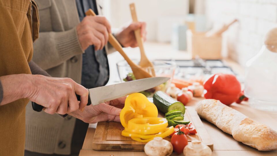 ernährung_iStock-1367874443 - Eine gesunde Ernährung mit wenig gesättigten Fettsäuren und hochverarbeiteten Lebensmitteln kann also helfen, das Risiko einer Atherosklerose zu senken.  - © iStock