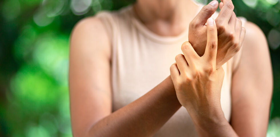 Karpaltunnelsyndrom Hand - Sehr häufig wird das Karpaltunnelsyndrom durch Entzündungen in den Handgelenken ausgelöst. - © Shutterstock