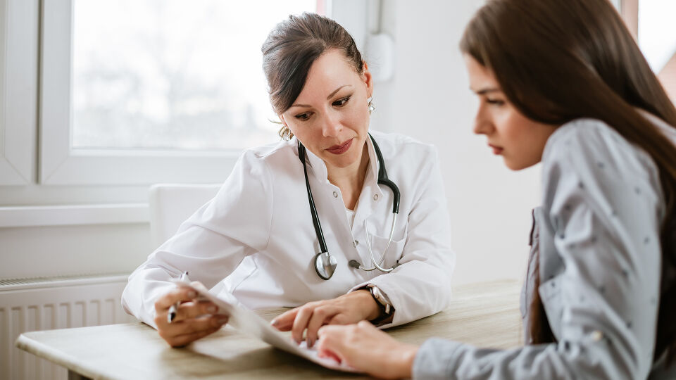 Arzt Patient Gespräch - Haben Sie keine Scheu vor dem Arzt-Gespräch. Ärzte haben tagtäglich mit allerhand Krankheiten zu tun. - © Shutterstock