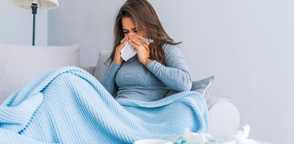 Schnupfen Erkältung - Quälen Sie sich mit einer verstopften Nase und kommen Stirnkopfschmerzen mit hinzu, bessert Luffa D6 die Beschwerden. - © Shutterstock