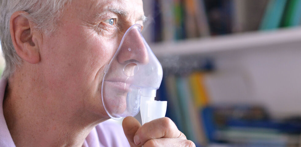 Mann_Sauerstoffinhalation_shutterstock_121424467 - Viele COPD-Patient:innen brauchen zum Atmen medizinischen Sauerstoff, der aus mobilen Tanks über die Nase verabreicht wird. - © Shutterstock