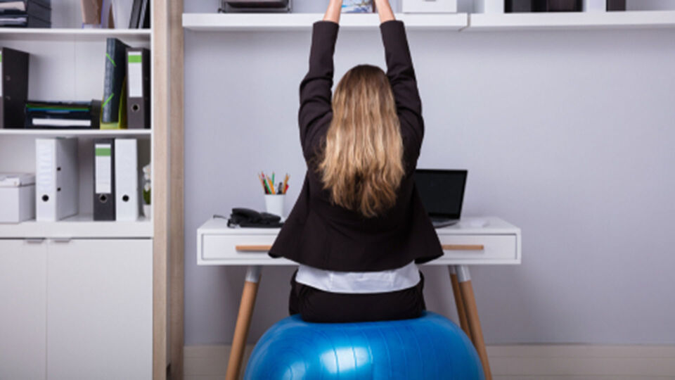 Frau Gymnastikball Büro - Mit einem Gymnastikball trainieren und entlasten wir den Rücken. - © Shutterstock