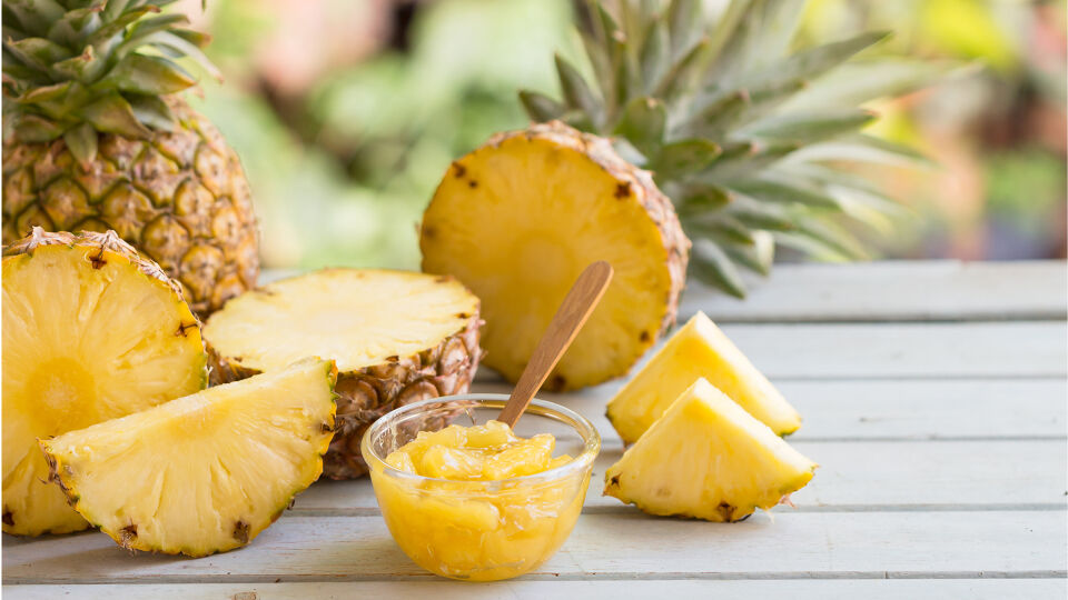 Ananas Ernährung - Das in der Ananas enthaltene Enzym Bromelain wirkt gerinnungs- und entzündungshemmend. Es eignet sich unter anderem bei Arthritis, Osteoporose, Bluthochdruck und Akne. - © Shutterstock