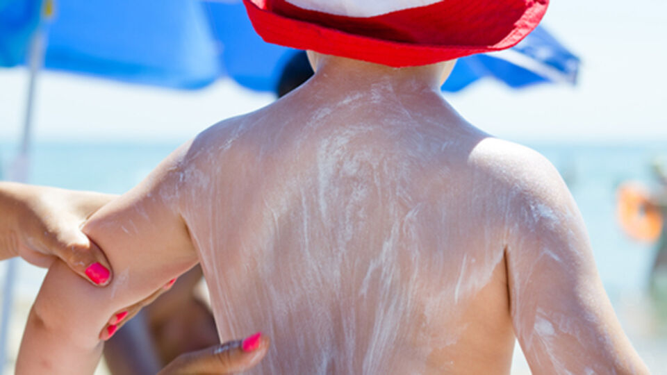 Sonnenschutz Kind Sonnencreme Strand - Bei Kindern wird zu mineralischen Sonnencremes geraten.