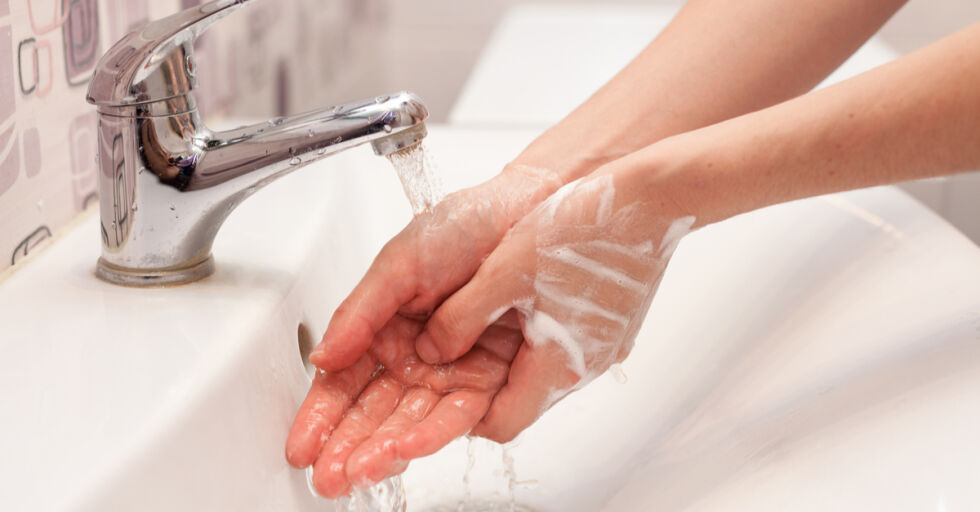 Hygiene Händewaschen - Eine einfache Maßnahme um Infektionen zu vermeiden ist das regelmäßige Waschen der Hände mit Wasser und Seife. - © Shutterstock