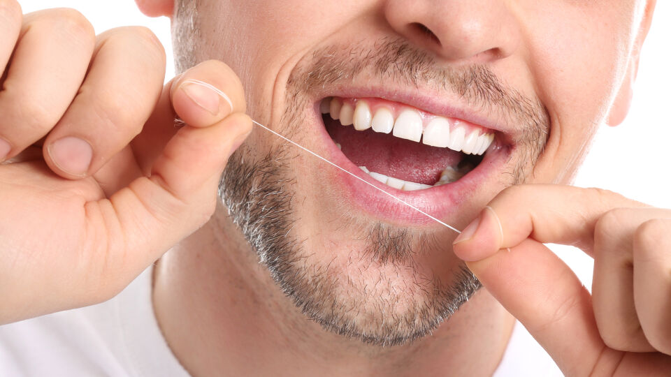 Zahnseide Zähneputzen - © Shutterstock
