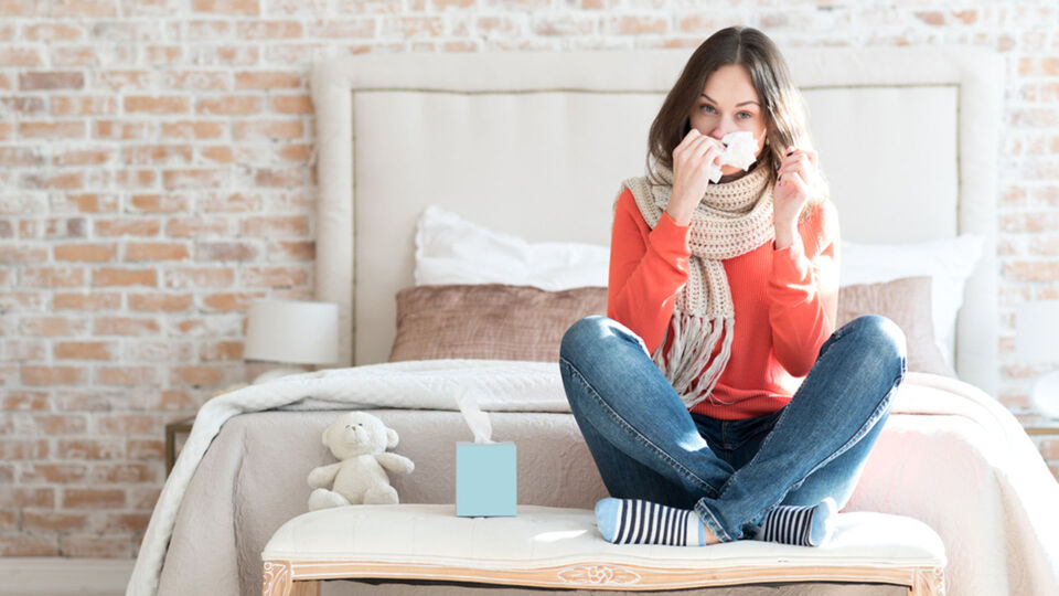 Erkältung Schnupfen - Ein Erkältungsschnupfen sorgt mitunter auch für ein allgemeines Krankheitsgefühl, wässrige Augen und Kopfschmerzen. - © Shutterstock