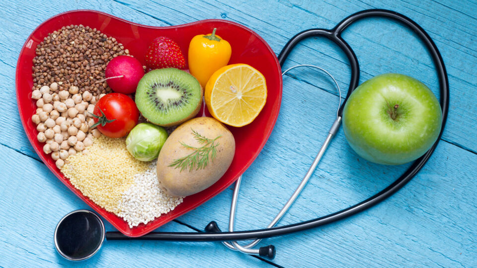 Ernährung Obst Vitamine Nüsse - © Shutterstock