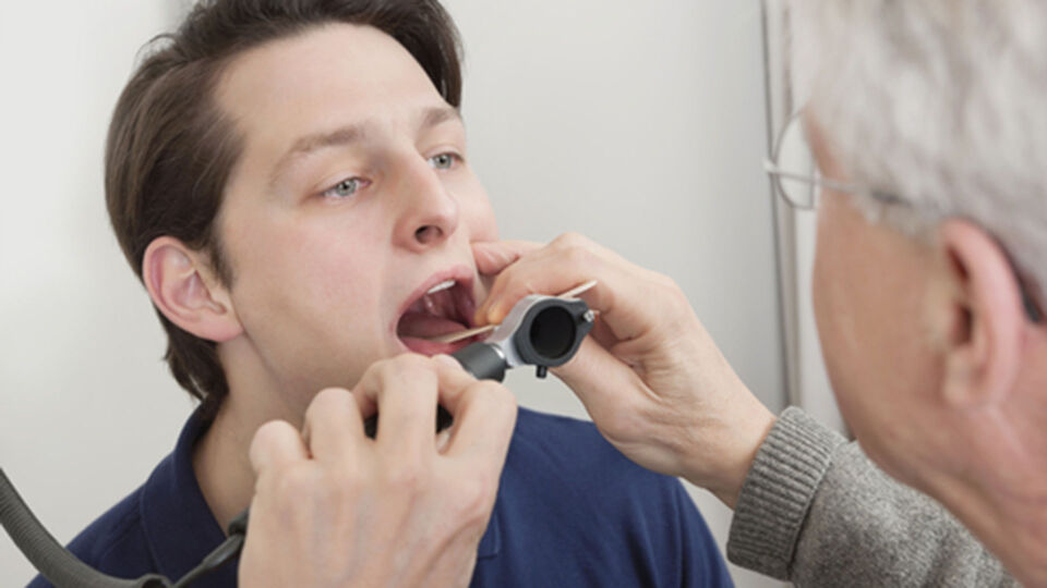 Halsschmerzen Arzt Mandeln Kehlkopf Stimmbänder - Bei starken Halsschmerzen sollte ein Arzt konsultiert werden, um mögliche tiefergehende Entzündungen in Kehlkopf, Stimmbändern oder Mandeln abzuklären. - © Shutterstock