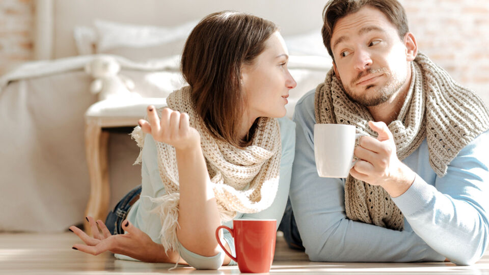 Erkältung Tee Schal Halsschmerzen - Erkältungstees können Husten, Entzündungen und Verschleimungen erträglicher machen. - © Shutterstock