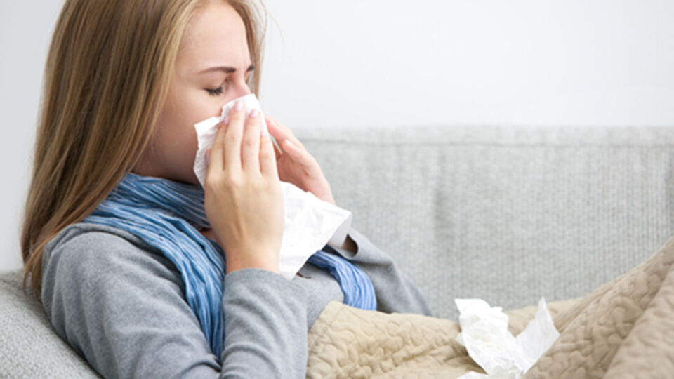 Erkältung Schnupfen - Durch die vermehrte Schleimproduktion versucht unser Körper die Erreger loszuwerden. - © Shutterstock