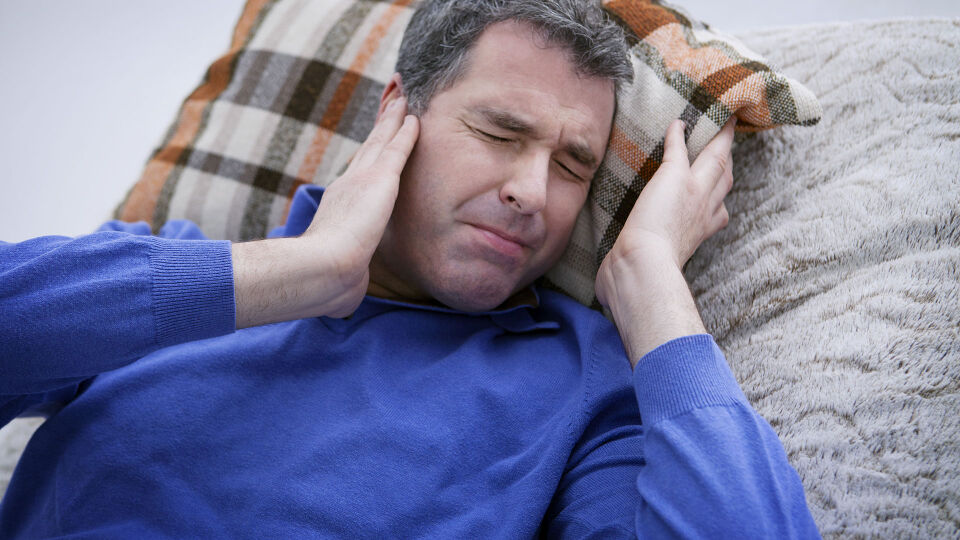 Ohrenschmerzen - Ohrenschmerzen sind sehr unangenehm. Im Zweifel kann ein Arztbesuch weitere Komplikationen verhindern. - © Shutterstock