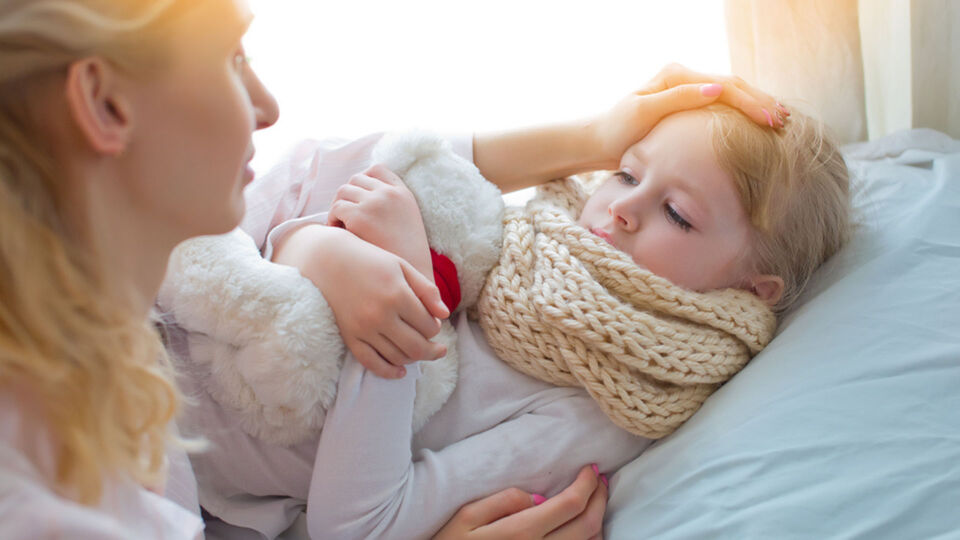 Erkältung Kind Halsschmerzen Schal - Auf eine echte Grippe (Influenza) deuten plötzlich eintretendes, hohes Fieber, starke Kopf-, Muskel- und Gliederschmerzen oder Schüttelfrost hin. - © Shutterstock
