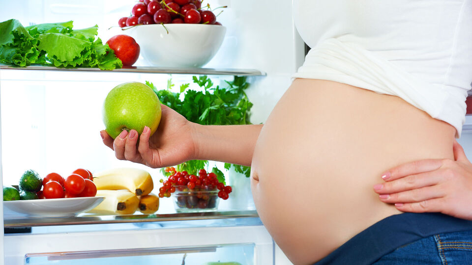 Schwanger Ernährung - Die Adipositas-Prävention sollte bereits vor der Geburt eines Babys beginnen. - © Shutterstock