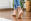 Füße barfuss holzboden - Meistens treten infektiöse Warzen an den Füßen, Fingern oder am Ellenbogen auf. Grundsätzlich können sie aber am ganzen Körper erscheinen. - © Shutterstock