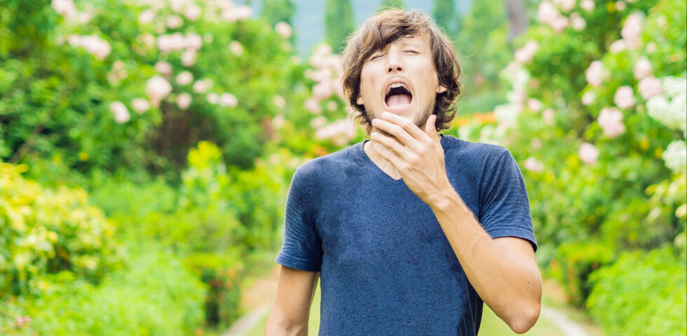 Allergie_Ein Mann im Park niest - Allergische Symptome sind häufig sehr unangenehm. - © Shutterstock