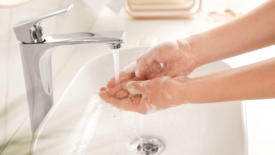 Hände waschen - Am besten wäscht man seine Hände bei lauwarmer Wassertemperatur und verwendet pH-freundliche Seife. - © Shutterstock