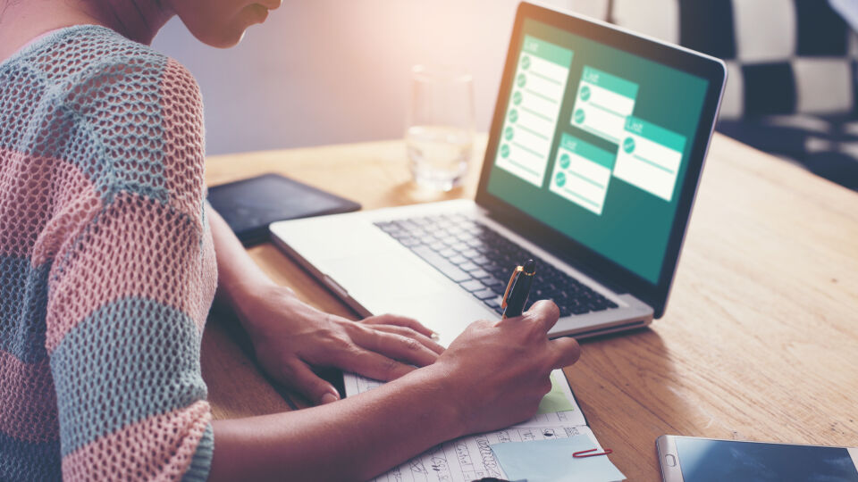 Home office Frau schreibt sich Aufgaben auf - Bewahren Sie Ihre täglichen Aufgaben im Blick – eine Liste hilft. - © Shutterstock