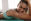 Sport Frau liegt auf Yogamatte und lächelt - Nach dem Sport braucht der Körper Zeit, um sich zu regenerieren. - © Shutterstock