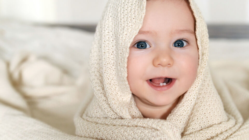 Baby erste Zähne - Auch Milchzähne brauchen Pflege. - © Shutterstock