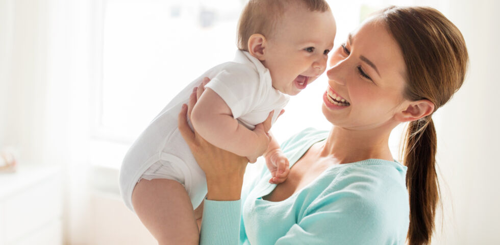 Baby und Mutter lachen - Zähne zeigen: Mit wenigen Monaten bekommen die meisten Babys schon ihre ersten Zähne. - © Shutterstock
