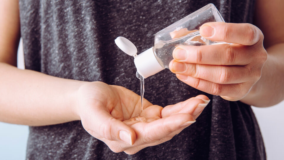 Händedesinfektion Hygiene - Zur richtigen Desinfektion der Hände sollte man ungefähr einen Teelöffel des Mittels zwischen den Händen verreiben. - © Shutterstock