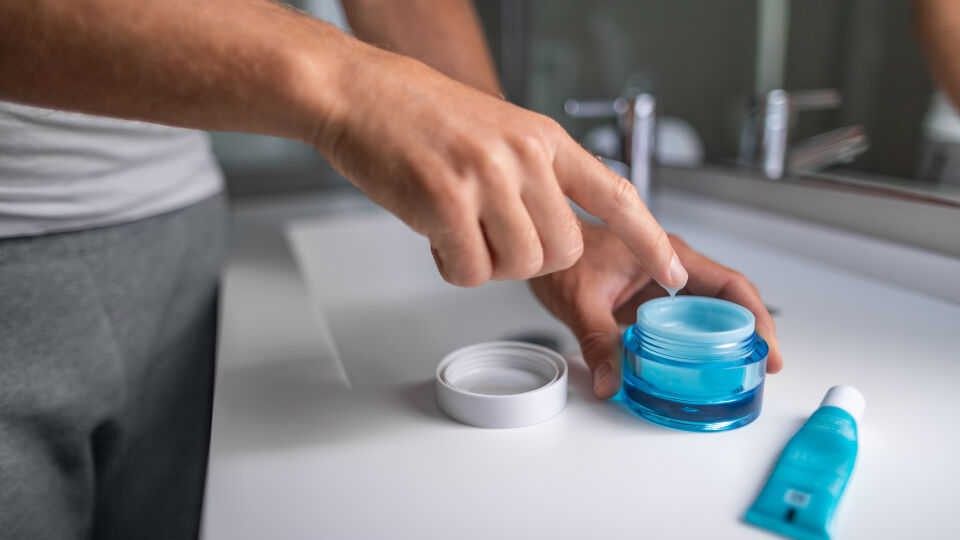 Mann benutzt Gesichtscreme Kosmetik - Machen Sie die Gesichtsreinigung und -pflege zu einem selbstverständlichen Ritual Ihres Alltags, zum Beispiel immer gleich nach dem Zähneputzen oder Duschen. - © Shutterstock