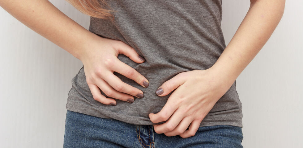 Frau hält sich Unterbauch Bauchschmerzen Harnwegsinfekt - Eine Blasenentzündung ist sehr unangenehm. Bei leichten Beschwerden können pflanzliche Mittel helfen. - © Shutterstock