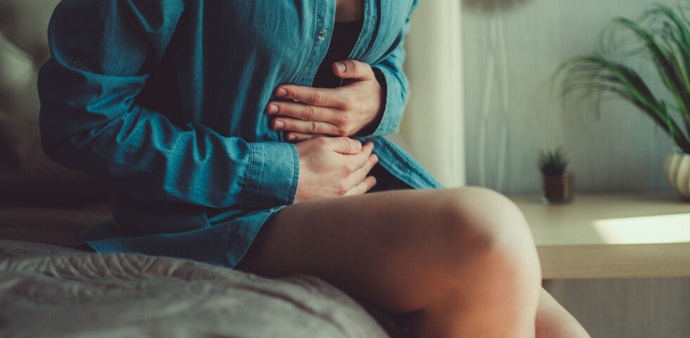 Frau hält sich Unterbauch Bauchschmerzen Harnwegsinfekt - Ein Harnwegsinfekt ist meist sehr unangenehm. - © Shutterstock