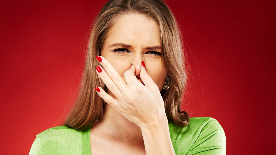 Frau hält sich Nase zu schlechter Geruch - Besonders im Sommer sind „Käsefüße“ keine Seltenheit. - © Shutterstock