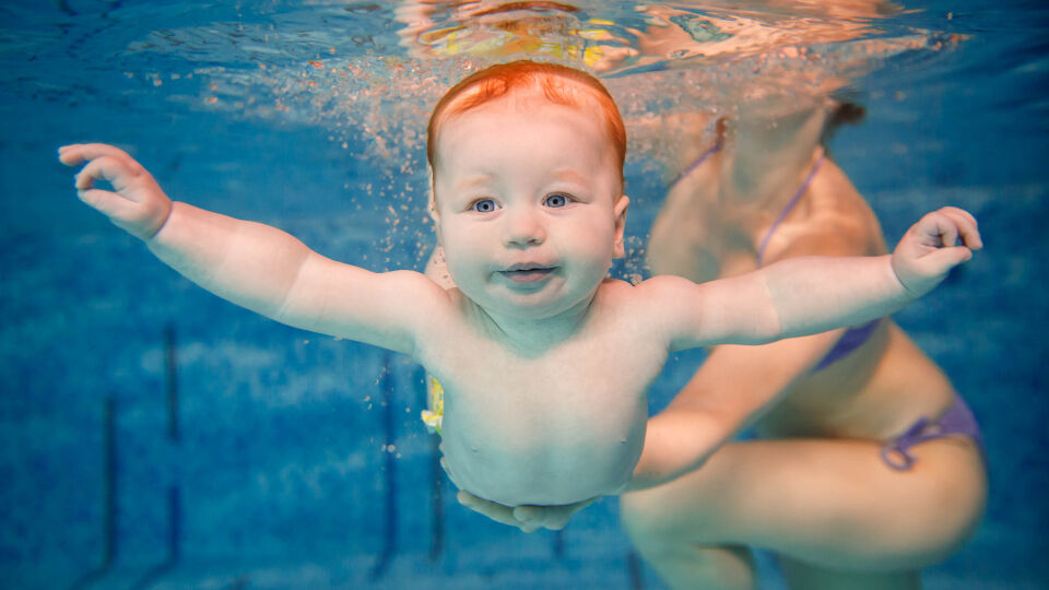 Babyschwimmen 3 - Bis etwa zum 6. Monat besitzen Neugeborene und Säuglinge den „Tauchreflex“, der das Einatmen von Wasser in die Lungen durch Verschließen des Kehlkopfs automatisch verhindert. - © Shutterstock