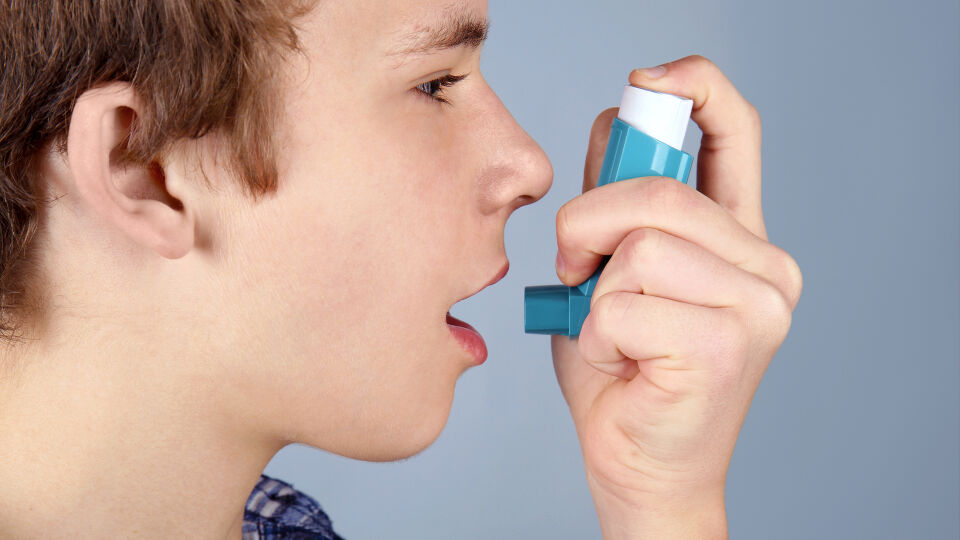 Dosieraerosol Asthmaspray Inhalator bei der Anwendung - Nur bei richtiger Anwendung des Dosieraerosols, können die Medikamente ihre Wirkung entfalten. - © Shutterstock