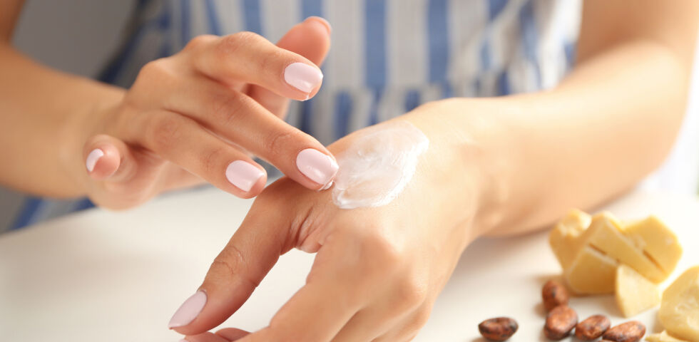 Kakaobutter Kosmetik Hautpflege Hände - Trockene Haut verlangt nach viel Pflege. - © Shutterstock