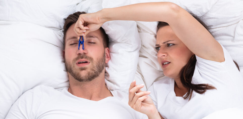 Schnarchen Schlaf - Schnarchen belastet oft nicht nur den Betroffenen, sondern auch den Partner. - © Shutterstock