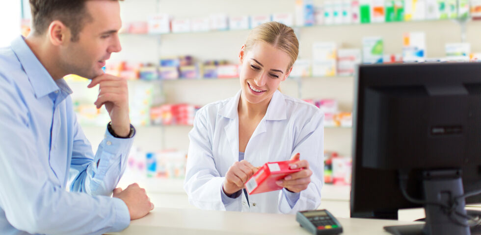 Apotheke - Die Apotheker versorgen Sie nicht nur mit Arzneimitteln, sondern stehen Ihnen auch beratend zur Seite. - © Shutterstock