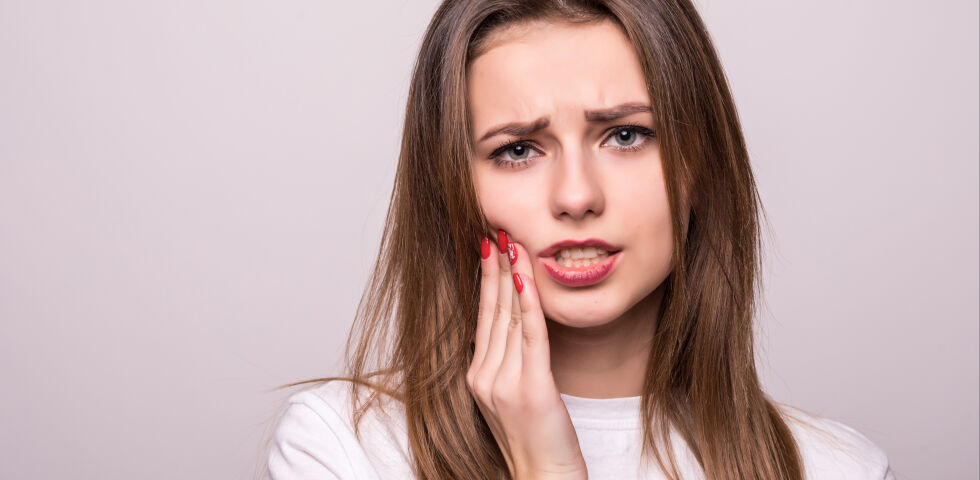 Mund Zahnschmerzen oder Entzündung der Mundschleimhaut wie Aphte - © Shutterstock