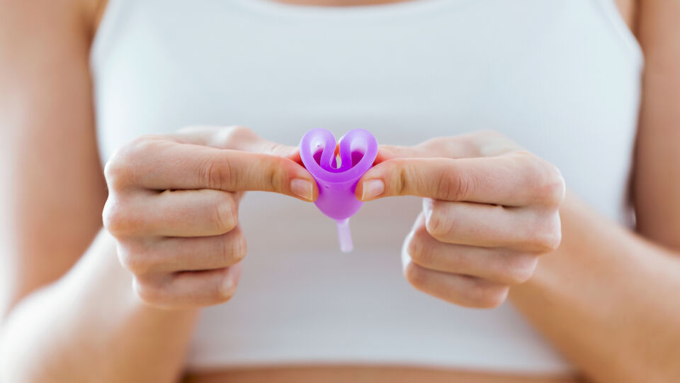 Menstruationstasse Periode Frau 2 - © Shutterstock