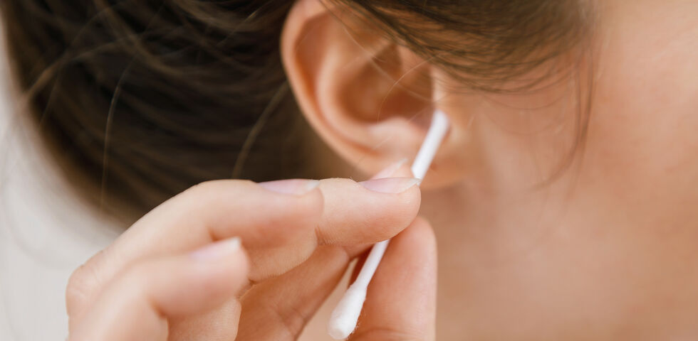 Ohren Pflege Reinigung - Bloß nicht das Wattestäbchen in den Gehörgang stecken. Es besteht Verletzungsgefahr! - © Shutterstock