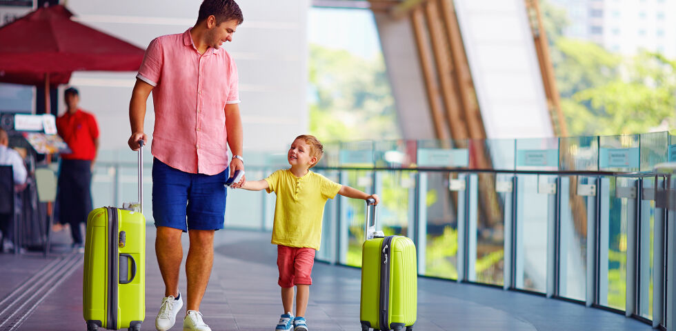 Reise Apotheke Kinder Familie - Wenn Sie mit Kindern reisen, sollten Sie nicht vergessen, die Reiseapotheke mit kindertauglichen Präparaten zu versehen. - © Shutterstock