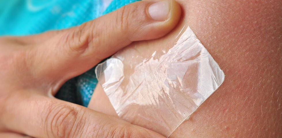 Schmerzpflaster - Schmerzpflaster ermöglichen es, dass wir ein schmerzstillendes Arzneimittel kontinuierlich über die Haut aufnehmen. - © Shutterstock