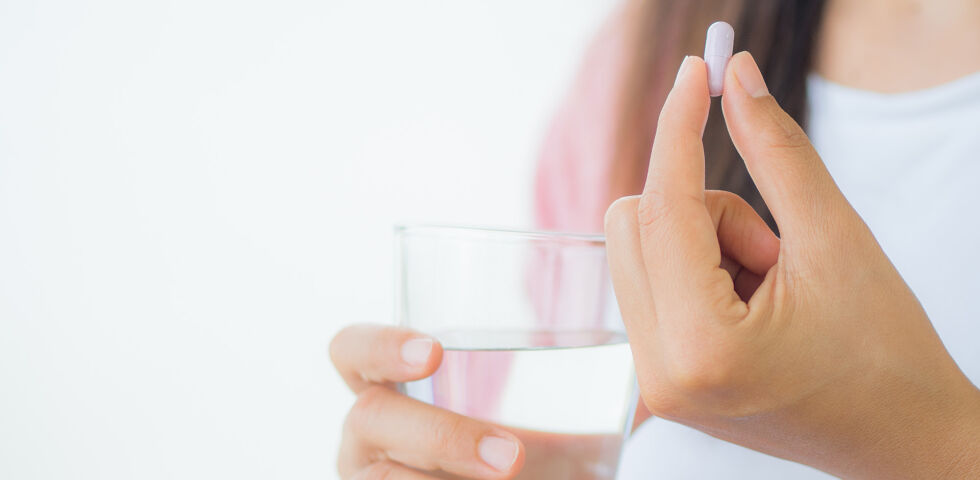 Medikamente Arzneimittel Einnahme - Entnehmen Sie die Kapseln oder Tabletten mit sauberen Händen aus der Packung und schlucken Sie sie am besten mit gut 200 ml Leitungswasser im Ganzen herunter. - © Shutterstock