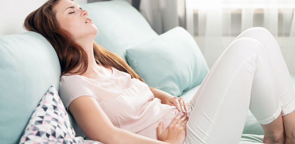Frau Krämpfe Bauchschmerz - Bei Regelschmerzen oder PMS können Sie selbst etwas zur Linderung der Symptome beitragen. - © Shutterstock