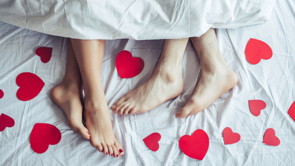 Ein Mann und eine Frau kuscheln unter der Bettdecke. Man sieht nur ihre Füße. - Viele holen sich erst ärztlichen Rat, wenn der Leidensdruck schon sehr groß ist.