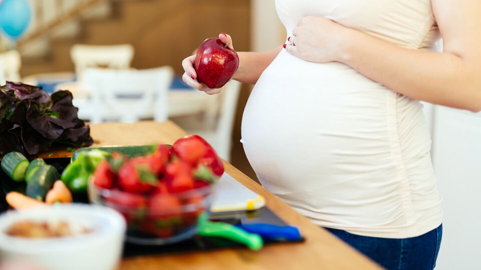 Frau Schwanger Ernährung - Schwangere Frauen haben einen erhöhten Bedarf an Mikronährstoffen. - © Shutterstock