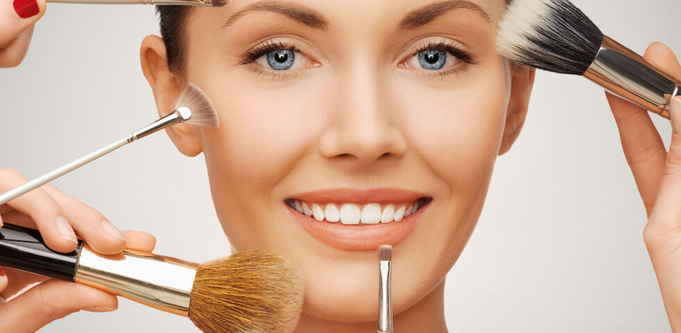 Teint Kosmetik - Sobald kleine Makel versteckt werden sollen, kommen Cover-Cream, Coverstick, Teint-Korrekturstift oder Concealer zum Einsatz. - © Shutterstock