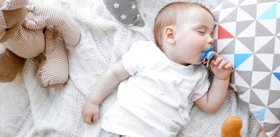 Schlafendes Baby_shutterstock_448757248 - Manchmal dauert es ein wenig, bis Babys in einen Schlafrhythmus finden.