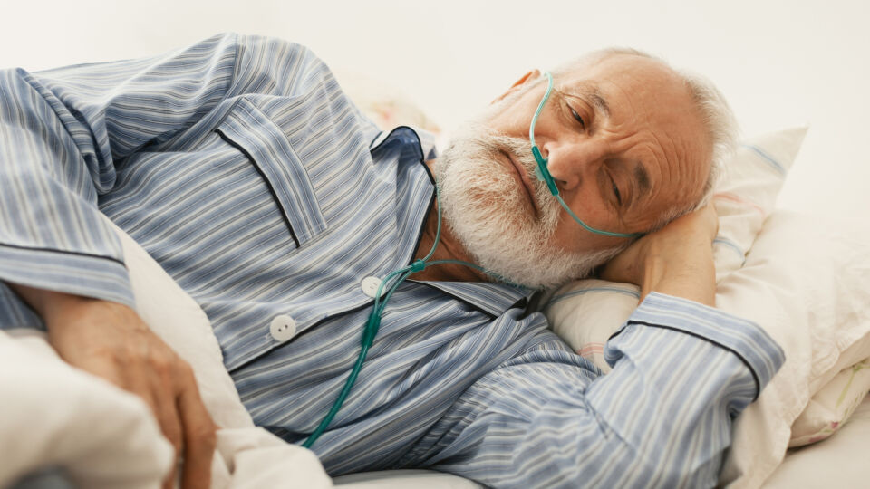 Mann erhält Sauerstoff_copd_shutterstock_1735082321 - Die Zuführung von Sauerstoff ist für viele COPD-Patienten lebenswichtig. So kann die Lebensqualität wieder erhöht werden.