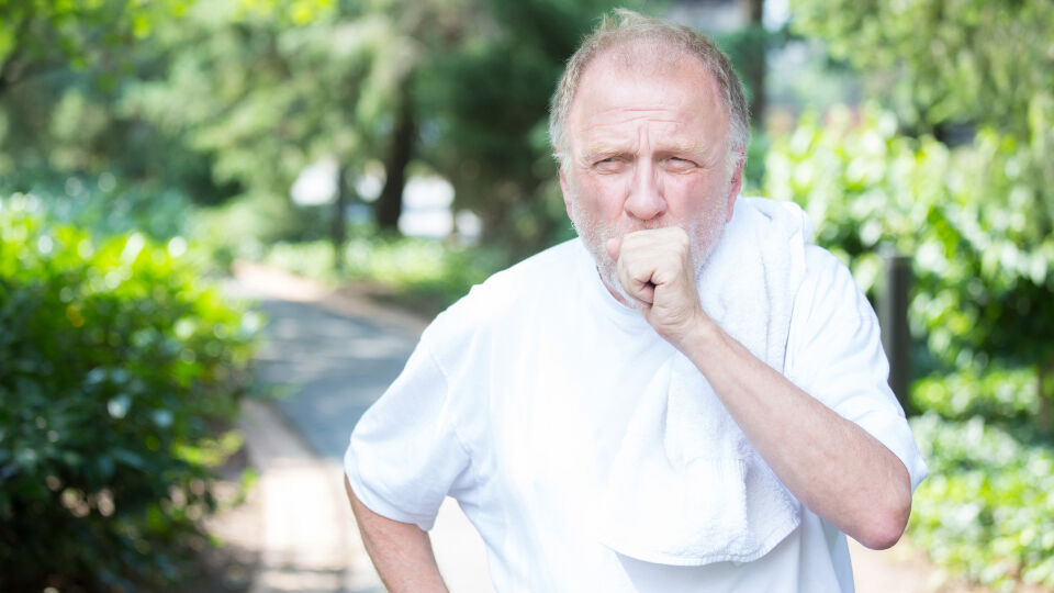 Mann Husten COPD - Bei COPD kommt es zu Atemnot, Husten und Auswurf. - © Shutterstock