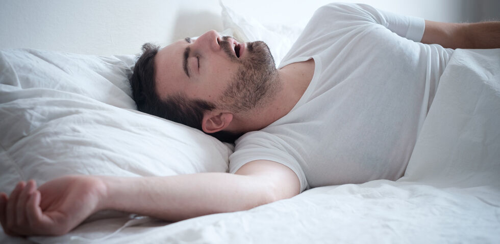 Schlaf Mann - Eine Schlafapnoe, also teils sekundenlange Atemaussetzer, führt nicht unbedingt zum Aufwachen, verhindert aber systematisch einen erholsamen Schlaf. - © Shutterstock